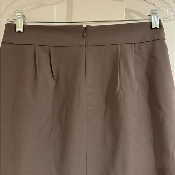Italian wool crepe Ann Taylor pencil skirt in taupe. - Picture 3 of 6